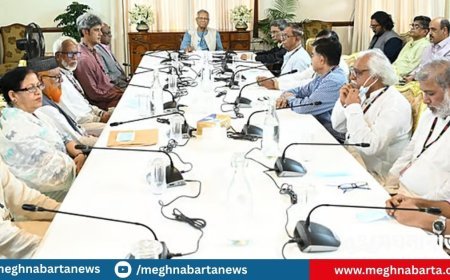 ১৩ রাজনৈতিক দলের সঙ্গে বৈঠকে প্রধান উপদেষ্টা