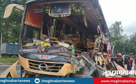 কাভার্ড ভ্যানের পেছনে ধাক্কা দিয়ে দুমড়েমুচড়ে গেল যাত্রীবাহী বাস