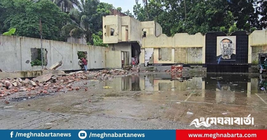 ফরিদপুরে আওয়ামী লীগ কার্যালয় ভেঙ্গে সেখানে নির্মিত হচ্ছে “জুলাই শহীদ স্মৃতিস্তম্ভ”