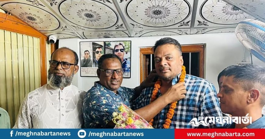 বিএনপি নেতাকে ফুলের মালা পরিয়ে আবারও আলোচনায় পুলিশ কর্মকর্তা