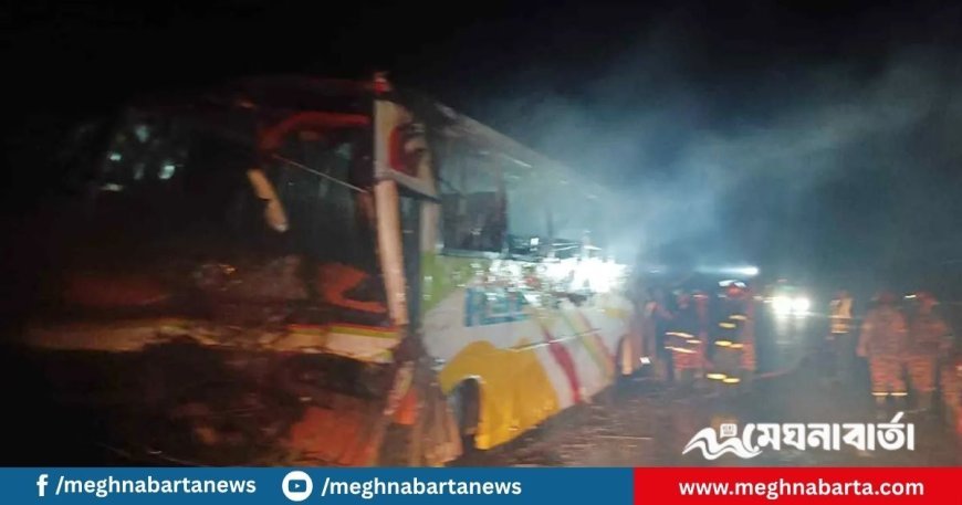 ফরিদপুরে থানার সামনে বাসে আগুন