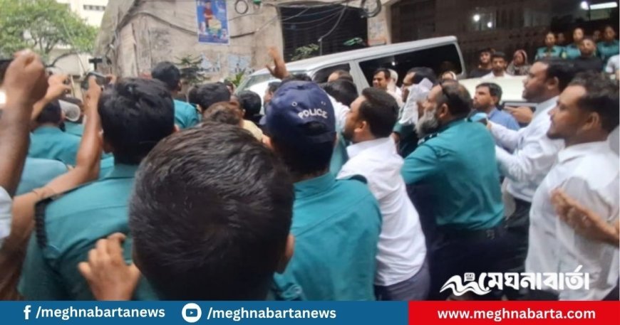বৈষম্যবিরোধী ছাত্র আন্দোলনের নেতাদের আদালত চত্বরে কিল-ঘুষি-লাথি