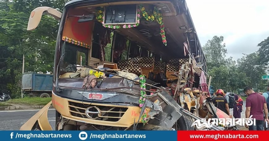 কাভার্ড ভ্যানের পেছনে ধাক্কা দিয়ে দুমড়েমুচড়ে গেল যাত্রীবাহী বাস
