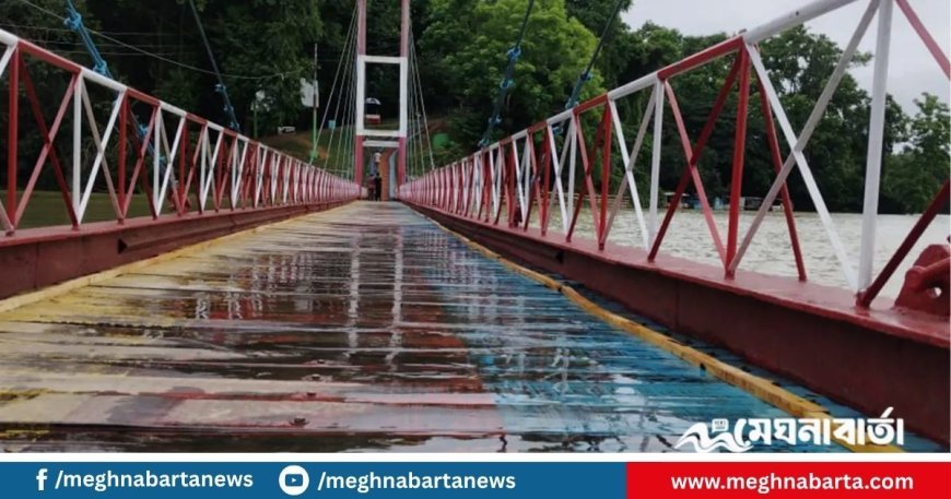 বাড়ছে কাপ্তাই হ্রদের পানি, একটু একটু করে ডুবছে ঝুলন্ত সেতু