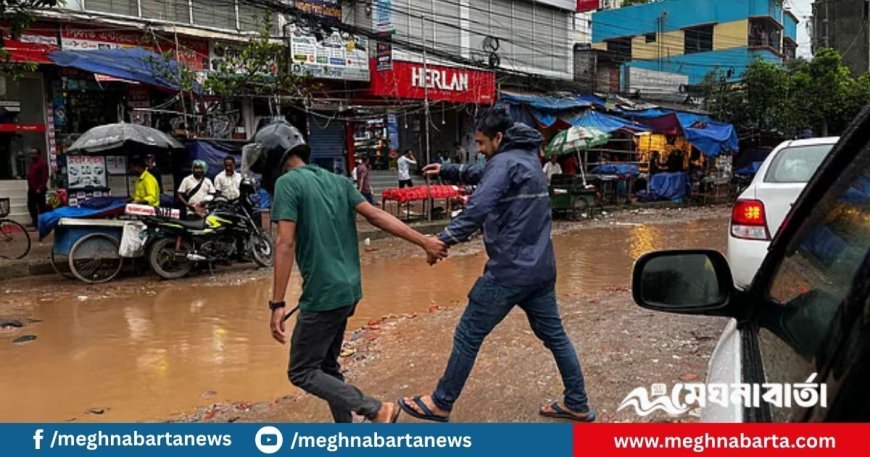 বর্ষায় ১০০ ফিট সড়কে জনদুর্ভোগ চরমে