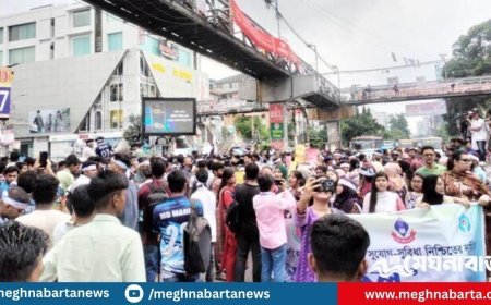 সায়েন্সল্যাব মোড় অবরোধ ৭ কলেজ শিক্ষার্থীদের