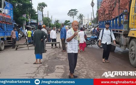 বাগেরহাটে সংসদীয় আসন বহাল রাখার দাবিতে জেলাজুড়ে অবরোধ-হরতাল চলছে