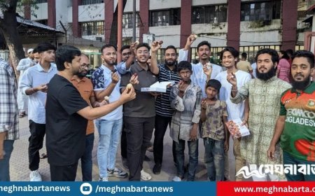 ওসির বদলির খবরে মোহাম্মদপুর থানার সামনে মিষ্টি বিতরণ স্থানীয়দের