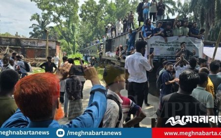 বাকৃবিতে ৩ দাবিতে ট্রেন অবরোধ করে বিক্ষোভ