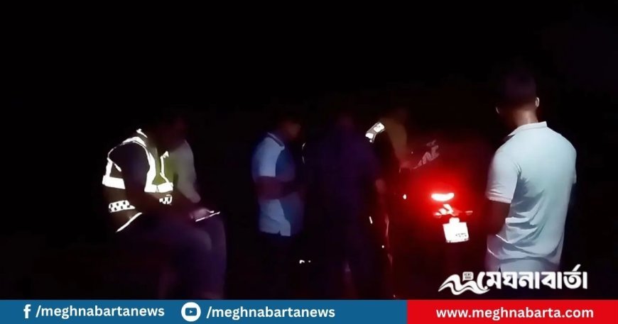 সড়কে ককটেল ফাটিয়ে গণডাকাতি