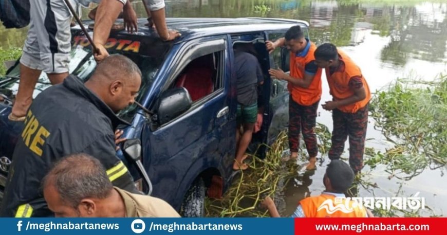 নোয়াখালীতে মাইক্রোবাস খালে পড়ে একই পরিবারের ৭ জন নিহত