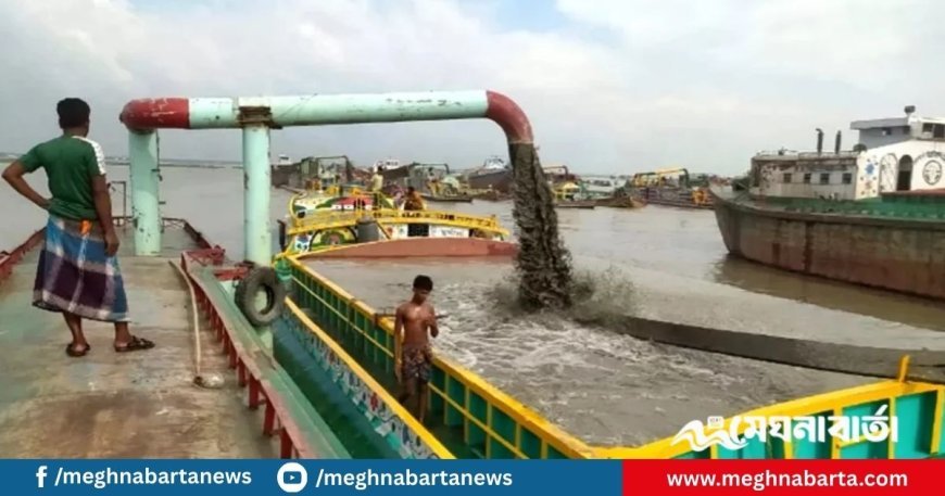 চাঁদপুরের মেঘনায় বালু উত্তোলন: টনক নড়বে কি সাদাপাথরের মতো সব ফুরোনোর পরে?