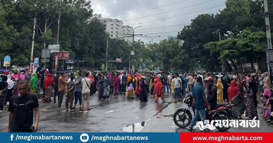 রাজধানীতে গার্মেন্টস শ্রমিকদের সড়ক অবরোধ , যান চলাচল বন্ধ