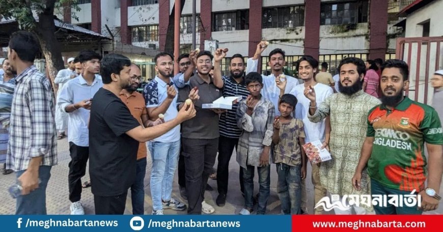 ওসির বদলির খবরে মোহাম্মদপুর থানার সামনে মিষ্টি বিতরণ স্থানীয়দের