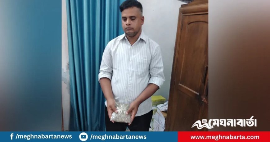 গাঁজা নিয়ে কারাগারে প্রবেশকালে কর্মচারী আটক