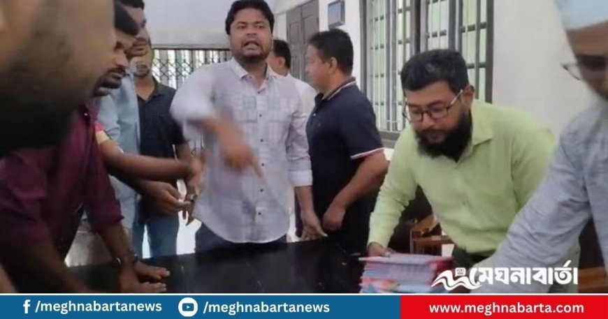 চেয়ার-টেবিল ভেঙে রাকসু কার্যালয়ের কার্যক্রম বন্ধ দিয়েছে রাবি ছাত্রদল