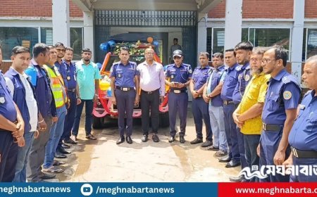 সুসজ্জিত গাড়িতে পুলিশ সদস্যের রাজকীয় বিদায়