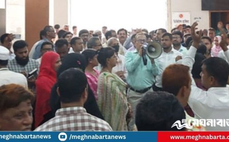 বিভিন্ন দাবিতে সচিবালয়ে কর্মচারীদের বিক্ষোভ