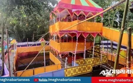 পুকুরের ওপর তিনতলা মণ্ডপে দুর্গাপূজা, মুগ্ধ ভক্ত ও দর্শনার্থীরা