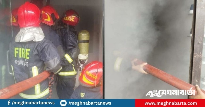 নিউমার্কেটে শপিং কমপ্লেক্সের শোরুমে আগুন