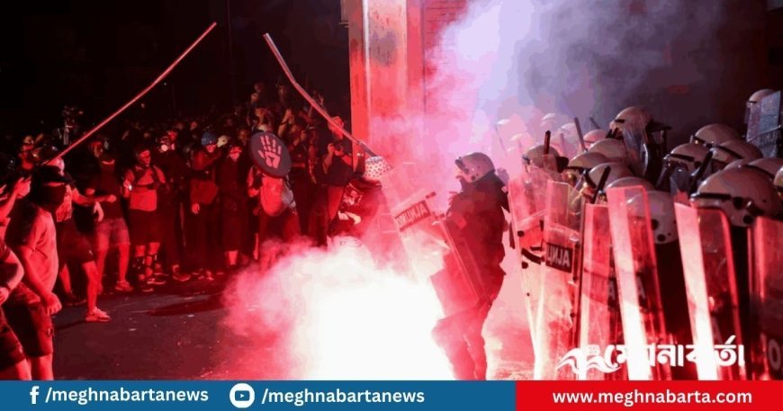 সার্বিয়ায় প্রেসিডেন্টের পদত্যাগ দাবিতে বিক্ষোভ, পুলিশ-শিক্ষার্থীদের সংঘর্ষ