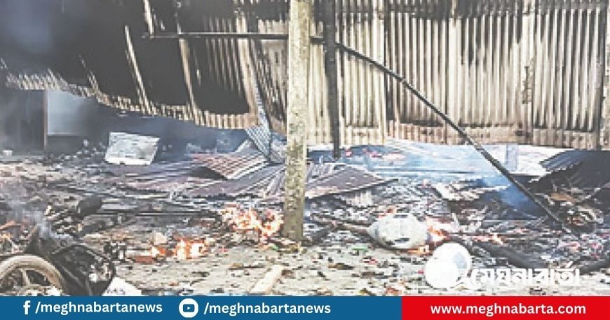 রাজবাড়ীতে নুরাল পাগলার লাশ কবর থেকে তুলে পোড়াল তৌহিদী জনতা