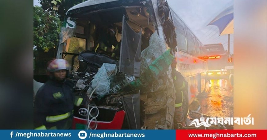 ফেনীতে দাঁড়িয়ে থাকা ট্রাকে বাসের ধাক্কা, নিহত ২
