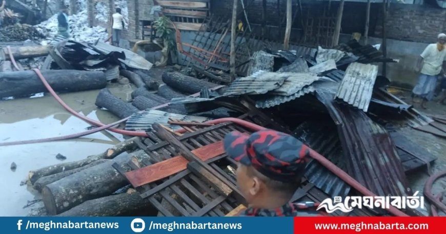 বজ্রপাতে শর্ট সার্কিট, আগুনে পুড়ে ছাই তুলা কারখানা