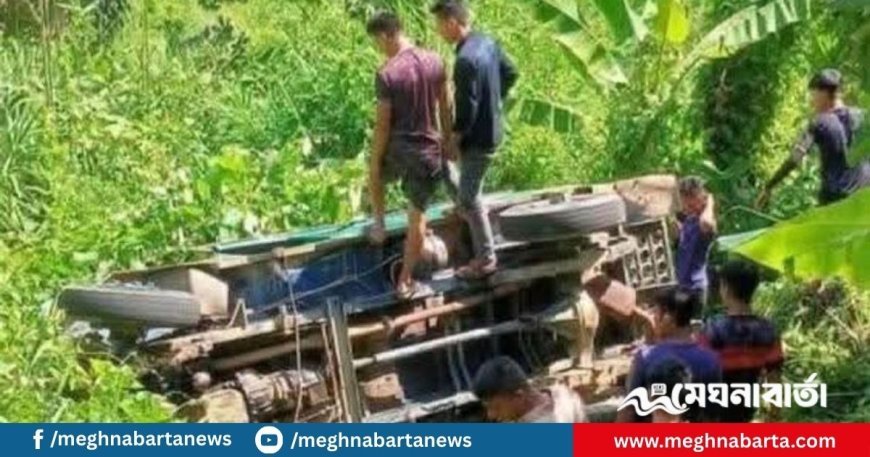 সাজেকে খুলনা বিশ্ববিদ্যালয়ের শিক্ষার্থী বহনকারী গাড়ি খাদে, নিহত ১