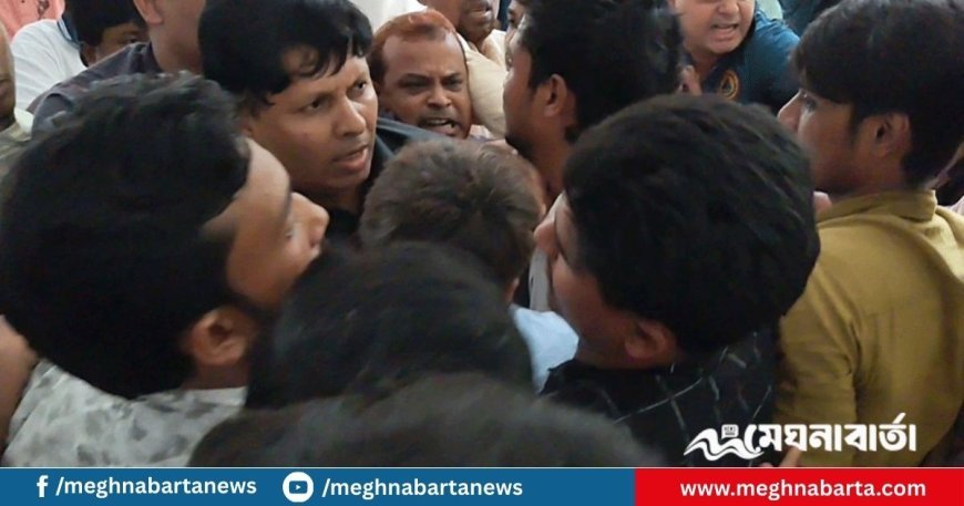 রাবি উপ-উপাচার্য অবরুদ্ধ, শিক্ষক-কর্মকর্তাদের সঙ্গে শিক্ষার্থীদের ধস্তাধস্তি