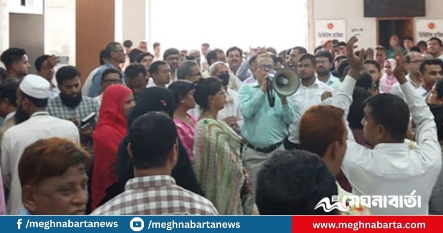 বিভিন্ন দাবিতে সচিবালয়ে কর্মচারীদের বিক্ষোভ