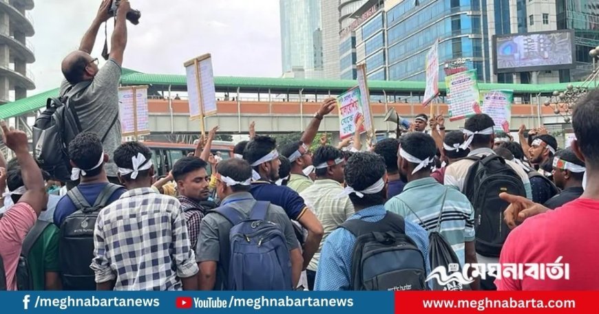 কারওয়ান বাজারে মালয়েশিয়া গমনেচ্ছুদের বিক্ষোভ