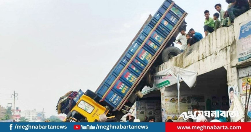 রেলিং ভেঙে ঝুলে পড়ল ট্রাক