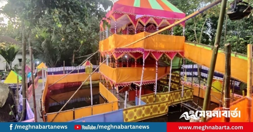 পুকুরের ওপর তিনতলা মণ্ডপে দুর্গাপূজা, মুগ্ধ ভক্ত ও দর্শনার্থীরা