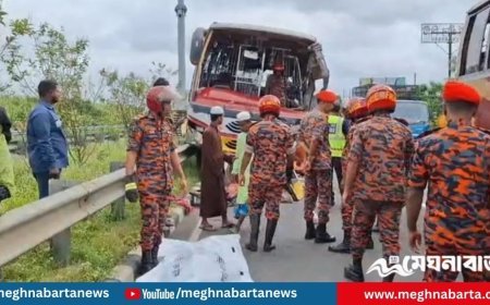 দাঁড়িয়ে থাকা বাসে আরেক বাসের ধাক্কা, নিহত ১