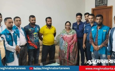 ঘুষসহ কাস্টমস কর্মকর্তা ও সহযোগী আটক