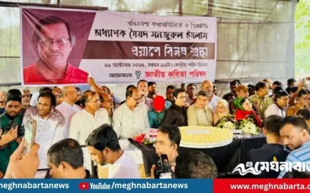 শহীদ মিনারে সৈয়দ মনজুরুল ইসলামকে শ্রদ্ধা নিবেদন