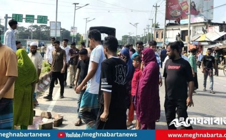 টুঙ্গিপাড়ায় বাসের ধাক্কায় স্কুলছাত্রীর মৃত্যু, সড়ক অবরোধ