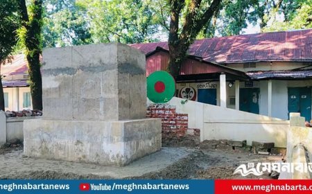 সুনামগঞ্জের প্রথম শহীদ মিনার ভেঙে স্মারকস্তম্ভ নির্মাণ, সরকারি কলেজের শিক্ষার্থীদের ক্ষোভ-প্রতিবাদ