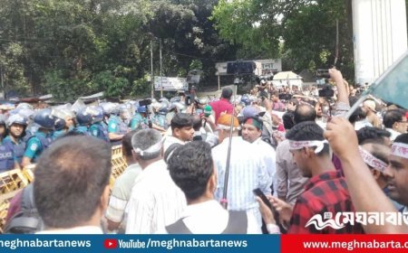 শাহবাগ মোড়ে অবস্থানের আগেই শিক্ষকদের আটকে দিলো পুলিশ