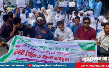 বাউফলে নিরাপদ সড়কের দাবিতে সড়ক অবরোধ