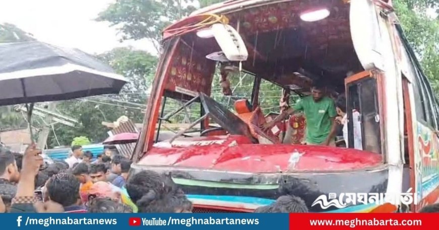 ফেনীতে নিয়ন্ত্রণ হারিয়ে বাস দোকানে, নিহত ৩