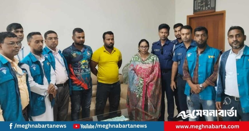 ঘুষসহ কাস্টমস কর্মকর্তা ও সহযোগী আটক