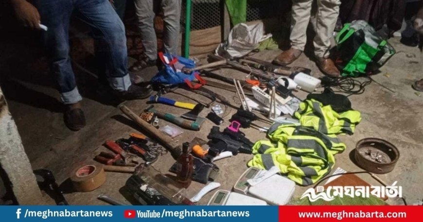 যশোরে অস্ত্র ও বিভিন্ন সরঞ্জামসহ ৪ যুবক আটক