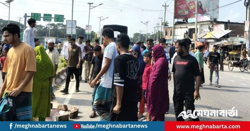 টুঙ্গিপাড়ায় বাসের ধাক্কায় স্কুলছাত্রীর মৃত্যু, সড়ক অবরোধ