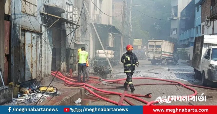 ৪ ঘণ্টায়ও নেভানো যায়নি মিরপুরের গোডাউনের আগুন