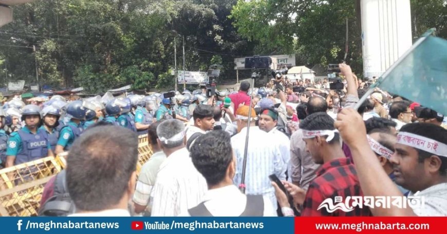 শাহবাগ মোড়ে অবস্থানের আগেই শিক্ষকদের আটকে দিলো পুলিশ