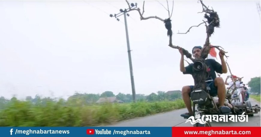 গাছের গুঁড়ি দিয়ে বানানো ২২ চাকার ভেসপায় দাপিয়ে বেড়াচ্ছে ইন্দোনেশিয়ার যুবক