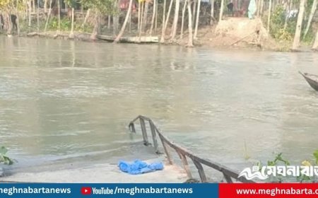 ট্রলারের ধাক্কায় সেতু ভেঙে খালে, যোগাযোগ বিচ্ছিন্ন তিন গ্রাম