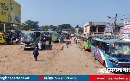 বরিশাল থেকে সব রুটে বাস চলাচল বন্ধ, হাফ ভাড়া নিয়ে শিক্ষার্থী-পরিবহন শ্রমিক সংঘর্ষে অন্তত ২০ আহত